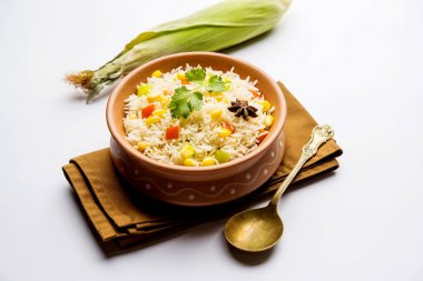 Mısır Pilavı veya Pulav pirinç ve sebze ile haşlanmış Mısır tohumu kullanılarak yapılır. seçici odaklama