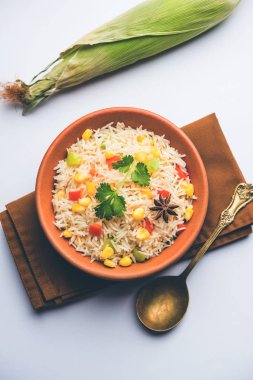 Mısır Pilavı veya Pulav pirinç ve sebze ile haşlanmış Mısır tohumu kullanılarak yapılır. seçici odaklama