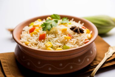 Mısır Pilavı veya Pulav pirinç ve sebze ile haşlanmış Mısır tohumu kullanılarak yapılır. seçici odaklama