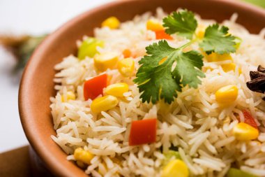 Mısır Pilavı veya Pulav pirinç ve sebze ile haşlanmış Mısır tohumu kullanılarak yapılır. seçici odaklama