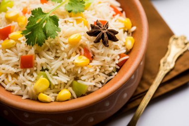 Mısır Pilavı veya Pulav pirinç ve sebze ile haşlanmış Mısır tohumu kullanılarak yapılır. seçici odaklama