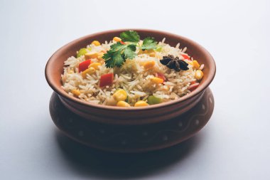 Mısır Pilavı veya Pulav pirinç ve sebze ile haşlanmış Mısır tohumu kullanılarak yapılır. seçici odaklama