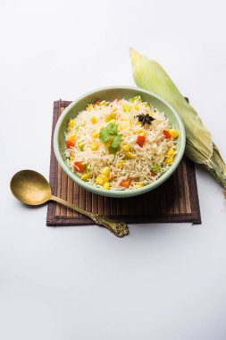 Mısır Pilavı veya Pulav pirinç ve sebze ile haşlanmış Mısır tohumu kullanılarak yapılır. seçici odaklama