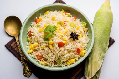 Mısır Pilavı veya Pulav pirinç ve sebze ile haşlanmış Mısır tohumu kullanılarak yapılır. seçici odaklama