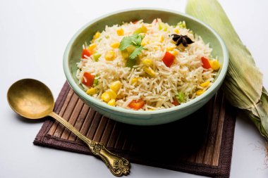 Mısır Pilavı veya Pulav pirinç ve sebze ile haşlanmış Mısır tohumu kullanılarak yapılır. seçici odaklama