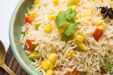 Mısır Pilavı veya Pulav pirinç ve sebze ile haşlanmış Mısır tohumu kullanılarak yapılır. seçici odaklama