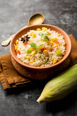 Mısır Pilavı veya Pulav pirinç ve sebze ile haşlanmış Mısır tohumu kullanılarak yapılır. seçici odaklama