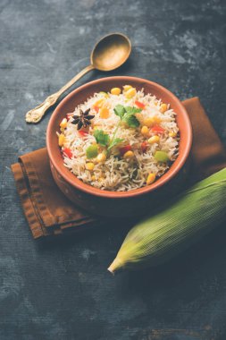 Mısır Pilavı veya Pulav pirinç ve sebze ile haşlanmış Mısır tohumu kullanılarak yapılır. seçici odaklama