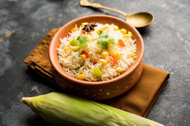 Mısır Pilavı veya Pulav pirinç ve sebze ile haşlanmış Mısır tohumu kullanılarak yapılır. seçici odaklama