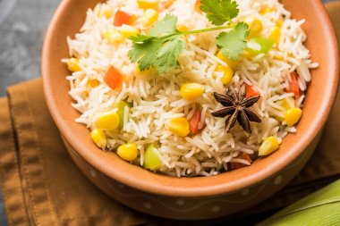 Mısır Pilavı veya Pulav pirinç ve sebze ile haşlanmış Mısır tohumu kullanılarak yapılır. seçici odaklama