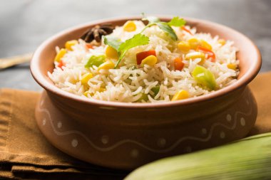 Mısır Pilavı veya Pulav pirinç ve sebze ile haşlanmış Mısır tohumu kullanılarak yapılır. seçici odaklama