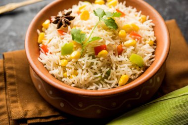 Mısır Pilavı veya Pulav pirinç ve sebze ile haşlanmış Mısır tohumu kullanılarak yapılır. seçici odaklama