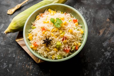 Mısır Pilavı veya Pulav pirinç ve sebze ile haşlanmış Mısır tohumu kullanılarak yapılır. seçici odaklama