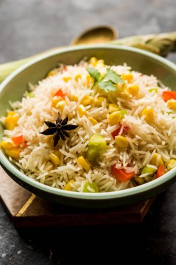 Mısır Pilavı veya Pulav pirinç ve sebze ile haşlanmış Mısır tohumu kullanılarak yapılır. seçici odaklama