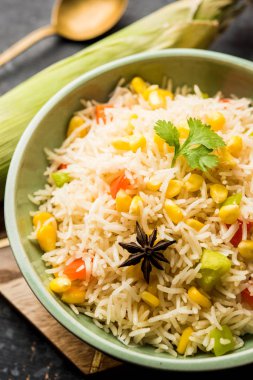 Mısır Pilavı veya Pulav pirinç ve sebze ile haşlanmış Mısır tohumu kullanılarak yapılır. seçici odaklama