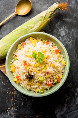 Mısır Pilavı veya Pulav pirinç ve sebze ile haşlanmış Mısır tohumu kullanılarak yapılır. seçici odaklama