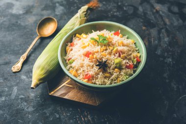 Mısır Pilavı veya Pulav pirinç ve sebze ile haşlanmış Mısır tohumu kullanılarak yapılır. seçici odaklama