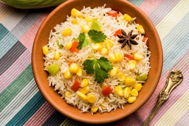 Mısır Pilavı veya Pulav pirinç ve sebze ile haşlanmış Mısır tohumu kullanılarak yapılır. seçici odaklama