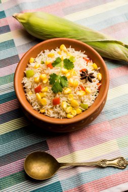 Mısır Pilavı veya Pulav pirinç ve sebze ile haşlanmış Mısır tohumu kullanılarak yapılır. seçici odaklama