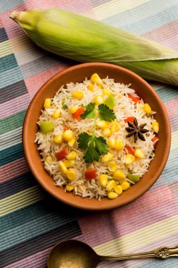 Mısır Pilavı veya Pulav pirinç ve sebze ile haşlanmış Mısır tohumu kullanılarak yapılır. seçici odaklama