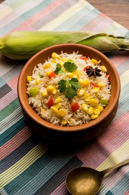 Mısır Pilavı veya Pulav pirinç ve sebze ile haşlanmış Mısır tohumu kullanılarak yapılır. seçici odaklama