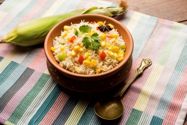 Mısır Pilavı veya Pulav pirinç ve sebze ile haşlanmış Mısır tohumu kullanılarak yapılır. seçici odaklama