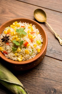 Mısır Pilavı veya Pulav pirinç ve sebze ile haşlanmış Mısır tohumu kullanılarak yapılır. seçici odaklama