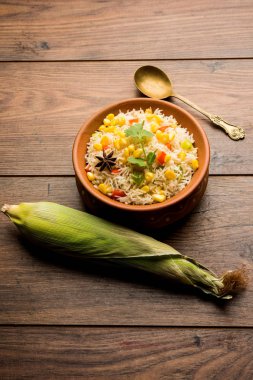 Mısır Pilavı veya Pulav pirinç ve sebze ile haşlanmış Mısır tohumu kullanılarak yapılır. seçici odaklama