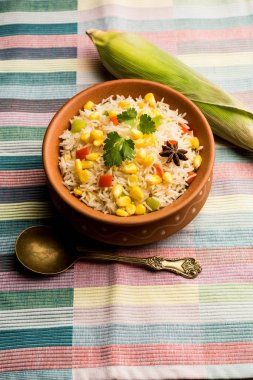 Mısır Pilavı veya Pulav pirinç ve sebze ile haşlanmış Mısır tohumu kullanılarak yapılır. seçici odaklama