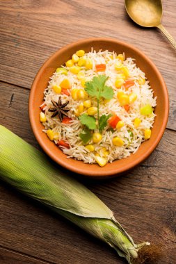 Mısır Pilavı veya Pulav pirinç ve sebze ile haşlanmış Mısır tohumu kullanılarak yapılır. seçici odaklama