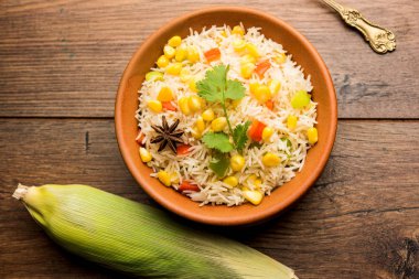 Mısır Pilavı veya Pulav pirinç ve sebze ile haşlanmış Mısır tohumu kullanılarak yapılır. seçici odaklama