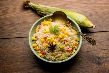 Mısır Pilavı veya Pulav pirinç ve sebze ile haşlanmış Mısır tohumu kullanılarak yapılır. seçici odaklama