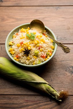 Mısır Pilavı veya Pulav pirinç ve sebze ile haşlanmış Mısır tohumu kullanılarak yapılır. seçici odaklama