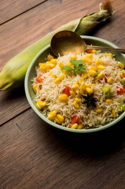 Mısır Pilavı veya Pulav pirinç ve sebze ile haşlanmış Mısır tohumu kullanılarak yapılır. seçici odaklama