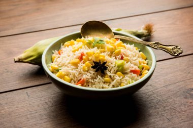 Mısır Pilavı veya Pulav pirinç ve sebze ile haşlanmış Mısır tohumu kullanılarak yapılır. seçici odaklama