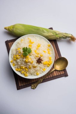 Mısır Pirinç basmati pirinç ile haşlanmış Mısır tohumu kullanılarak yapılan, bir kapta servis edilir. seçici odaklama 