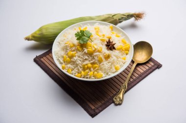 Mısır Pirinç basmati pirinç ile haşlanmış Mısır tohumu kullanılarak yapılan, bir kapta servis edilir. seçici odaklama 