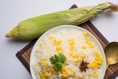 Mısır Pirinç basmati pirinç ile haşlanmış Mısır tohumu kullanılarak yapılan, bir kapta servis edilir. seçici odaklama 