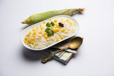 Mısır Pirinç basmati pirinç ile haşlanmış Mısır tohumu kullanılarak yapılan, bir kapta servis edilir. seçici odaklama 