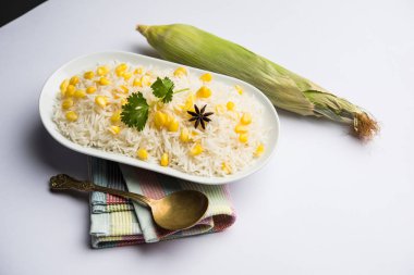 Mısır Pirinç basmati pirinç ile haşlanmış Mısır tohumu kullanılarak yapılan, bir kapta servis edilir. seçici odaklama 