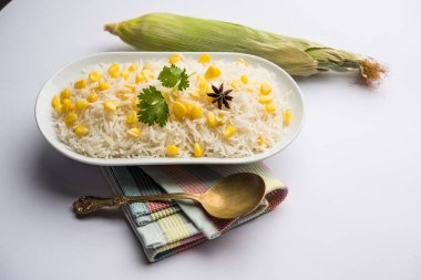 Mısır Pirinç basmati pirinç ile haşlanmış Mısır tohumu kullanılarak yapılan, bir kapta servis edilir. seçici odaklama 