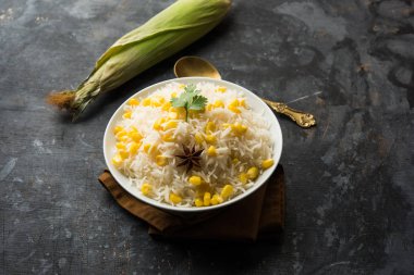 Mısır Pirinç basmati pirinç ile haşlanmış Mısır tohumu kullanılarak yapılan, bir kapta servis edilir. seçici odaklama 