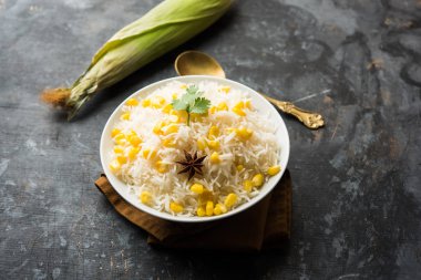 Mısır Pirinç basmati pirinç ile haşlanmış Mısır tohumu kullanılarak yapılan, bir kapta servis edilir. seçici odaklama 