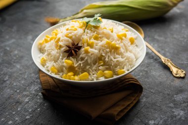 Mısır Pirinç basmati pirinç ile haşlanmış Mısır tohumu kullanılarak yapılan, bir kapta servis edilir. seçici odaklama 