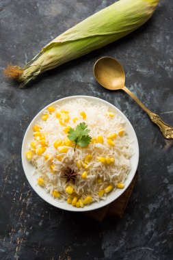 Mısır Pirinç basmati pirinç ile haşlanmış Mısır tohumu kullanılarak yapılan, bir kapta servis edilir. seçici odaklama 