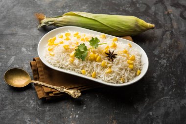 Mısır Pirinç basmati pirinç ile haşlanmış Mısır tohumu kullanılarak yapılan, bir kapta servis edilir. seçici odaklama 