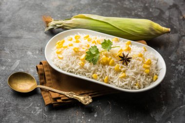 Mısır Pirinç basmati pirinç ile haşlanmış Mısır tohumu kullanılarak yapılan, bir kapta servis edilir. seçici odaklama 