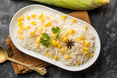 Mısır Pirinç basmati pirinç ile haşlanmış Mısır tohumu kullanılarak yapılan, bir kapta servis edilir. seçici odaklama 