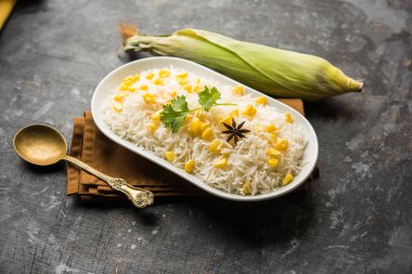 Mısır Pirinç basmati pirinç ile haşlanmış Mısır tohumu kullanılarak yapılan, bir kapta servis edilir. seçici odaklama 