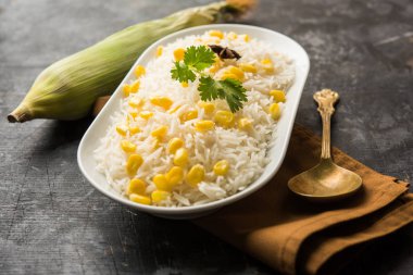 Mısır Pirinç basmati pirinç ile haşlanmış Mısır tohumu kullanılarak yapılan, bir kapta servis edilir. seçici odaklama 